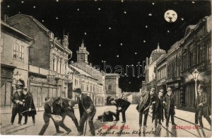 1909 Miskolc, Széchenyi utca éjjel, üzletek. Humoros montázs részeg férfiakkal. Grünwald Ignác kiadása (EK...