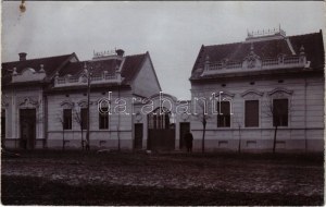 Orosháza, ikerház közös bejárattal a Nagy utcában (ma Táncsics Mihály utca 26-28.). photo (fl...