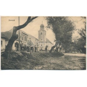1917 Bereck, Bereczk, Bretcu; utca, templom, katonák takarítanak / street view, church, K.u.K...