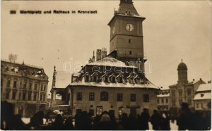 Brassó, Kronstadt, Brasov; Marktplatz und Rathaus / Piactér és városháza télen, Aronsohn üzlete ...