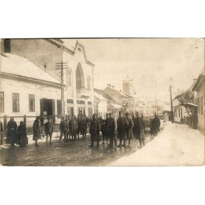 1917 Ditró, Gyergyóditró, Ditrau; utcakép télen, első világháborús katonák, templom / street view in winter...