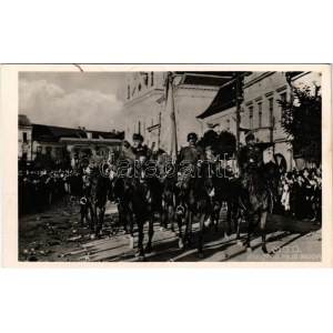 1940 Marosvásárhely, Targu Mures; bevonulás, lovas katonák / entry of the Hungarian troops, soldiers on horseback + ...