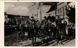 1940 Marosvásárhely, Targu Mures; bevonulás, lovas katonák / entry of the Hungarian troops, soldiers on horseback + ...