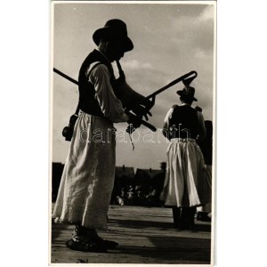 Hont vármegyei dudás / bagpiper from Hont County, Upper Hungarian (Slovak) folklore. photo (EB)