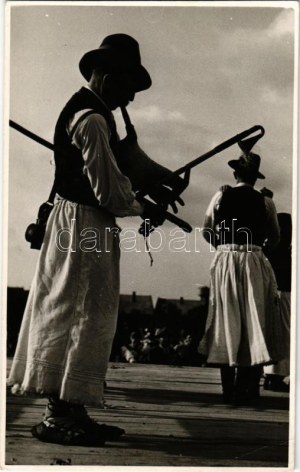 Hont vármegyei dudás / bagpiper from Hont County, Upper Hungarian (Slovak) folklore. photo (EB)