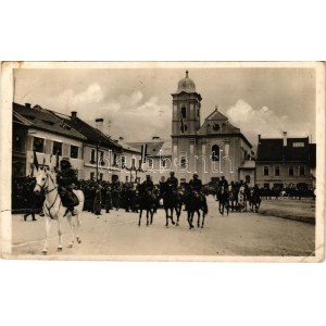 1938 Rozsnyó, Roznava; bevonulás, lovas katonák, Tátra bank, parfüméria, üzletek / entry of the Hungarian troops...