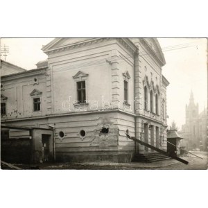 Munkács, Mukacheve, Mukachevo, Mukacevo; 1899-ben épült városi színház a harcok után, falán golyónyomokkal ...