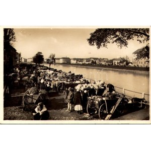 Ungvár, Uzshorod, Uzhhorod, Uzhorod; piac az Ung folyó partján / market on the Uzh riverside. photo (lyuk / hole...