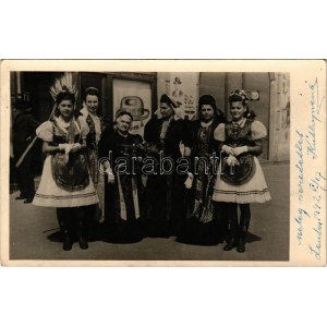 1942 Lendva, Alsólendva, Alsó-Lendva, Dolnja Lendava; hölgyek népviseletben, üzlet. Foto Jaksity ...