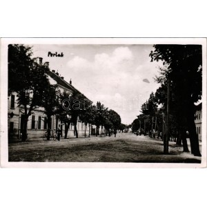1941 Perlak, Prelog; utca, férfiak kerékpárral / street view, men with bicycles