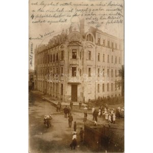 1916 Bielsko-Biala, Bielitz; damaged house, WWI soldiers. photo + K.u.k. Militärzensur Bielitz