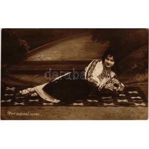 Port national roman / román népviselet / Romanian folk costume, folklore (lyuk / pinhole)