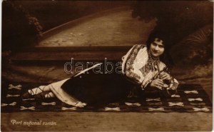 Port national roman / román népviselet / Romanian folk costume, folklore (lyuk / pinhole)