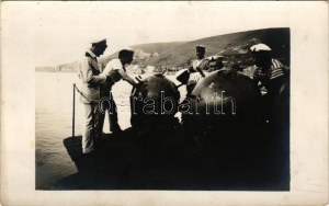 SMS Balaton a Császári és Királyi Haditengerészet Tátra-osztályú rombolója, matrózok aknákkal / K.u.K...