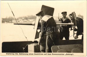Bedienung eines Geschützes auf dem Donaumonitor 