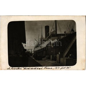 1910 Fiume, Rijeka; Carpathia kivándorlási hajó a fiumei kikötőben, matrózok ...