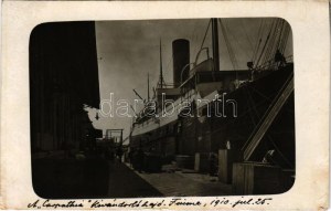 1910 Fiume, Rijeka; Carpathia kivándorlási hajó a fiumei kikötőben, matrózok ...