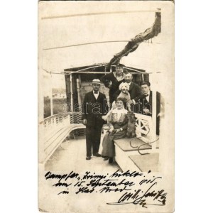 1915 Dampfer Zrínyi Miklós / ZRÍNYI MIKLÓS gőzhajó, fedélzet matrózzal és kutyákkal...