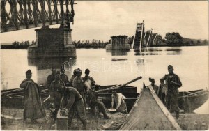 Serbischer Kriegsschauplatz. Gesprengte Brücke über die Save, die von Semlin nach Belgrad führte / WWI Austro...