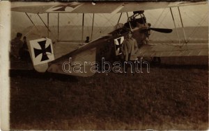 Első világháborús német katonai repülőgép és pilótája / WWI German military aircarft with pilot. photo (gyűrődés ...