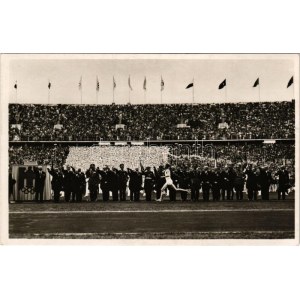1936 Olympische Spiele Berlin. Der Fackelstaffel-Läufer trifft im Stadion ein (Atlantic-Photo) / 1936...