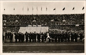 1936 Olympische Spiele Berlin. Der Fackelstaffel-Läufer trifft im Stadion ein (Atlantic-Photo) / 1936...