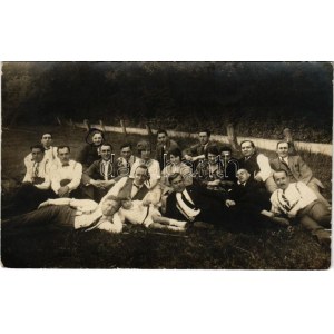 Az FTC Ferencváros játékosai, köztük Tóth Potya István (1891-1945). Pobuda Alfréd fényképész felvétele / sport photo ...