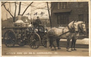Harrisburg (Pennsylvania), Citizen Fire Co. No. 3. Firefighter with horse-drawn fire engine ...