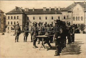 Budapest IX. Horthy Miklós kormányzó a Ferenc József m. kir. honvéd gyalogsági laktanya udvarán, magyar katonák ...