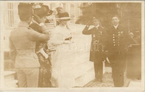 Die Reise des Kaiserpaares nach Bulgarien und der Türkei, die Kaiserin verlässt den Merassim-Kiosk. Phot. Br. Schuhmann...