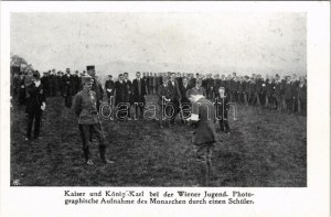 Kaiser und König Karl bei der Wiener Jugend. Photographische Aufnahme des Monarchen durch einen Schüler ...