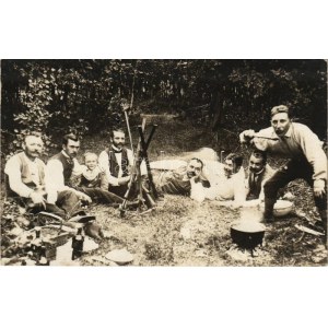 Vadászok puskákkal ebéd közben / hunters with rifles, during lunch. photo (fl)