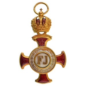 Osztrák-Magyar Monarchia 1869-1918. Koronás Arany Érdemkereszt zománcozott Au kitüntetés, a karikán zerge fémjel és ...