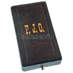 1910. "F. J. O." A Ferenc József-rend lovagkeresztjének adományozói tokja, belső oldalán "V. Mayer