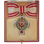 1914. "A Vörös Kereszt tiszti Díszjelvénye hadidíszítménnyel" zománcozott, jelzett Ag kitüntetés női csokorszalaggal...