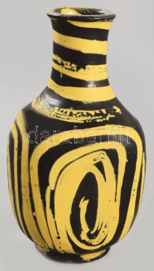 Gorka Lívia (1925-2011): Sárga csigavonalas váza. Jelzett, aljánál kis mázhibákkal, m: 23 cm