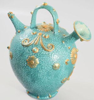 cca 1885 Zsolnay aszkosz. Korongozott és kézzel formált, plasztikus elemekkel díszített porcelánfajansz...