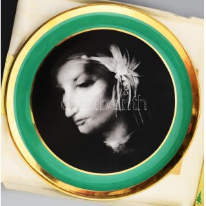 Hollóházi Porcelánmanufaktúra, Szász-Stúdió, Szász Endre (1926-2003): Arc. Jelzett, zöld csíkozással, d: 31 cm...