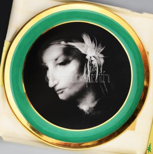 Hollóházi Porcelánmanufaktúra, Szász-Stúdió, Szász Endre (1926-2003): Arc. Jelzett, zöld csíkozással, d: 31 cm...