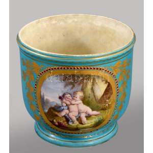 1781 Sevres porcelán kaspó. DD dátum jelzéssel LG ( Le Guay ) porcelánfestő jelzésével. Puttókat ábrázoló jelenetekkel...