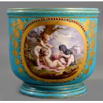 1781 Sevres porcelán kaspó. DD dátum jelzéssel LG ( Le Guay ) porcelánfestő jelzésével. Puttókat ábrázoló jelenetekkel...