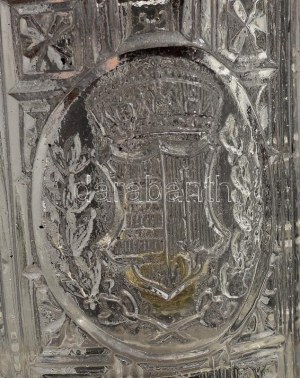 Emlékpohár magyar címerrel díszítve. cca 1880, formába fújt üveg, alján minimális pattogzással, m: 8 cm //...