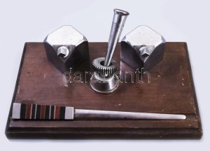 Art deco íróasztali szett, fa lapon felerősített kocka alakú fém tintatartók és tolltartó rész, hozzá levélbontó kés...