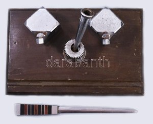 Art deco íróasztali szett, fa lapon felerősített kocka alakú fém tintatartók és tolltartó rész, hozzá levélbontó kés...