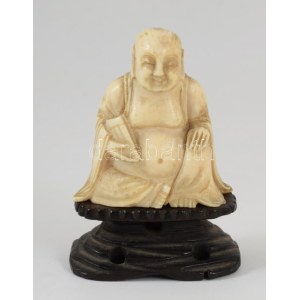 cca 1900-1920 Elefántcsont Buddha szobor, fa talapzaton, alján régi aukciós címkével, teljes m: 7 cm /// Circa 1900...