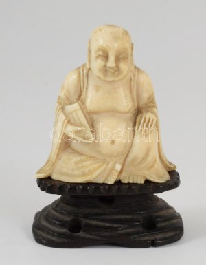 cca 1900-1920 Elefántcsont Buddha szobor, fa talapzaton, alján régi aukciós címkével, teljes m: 7 cm /// Circa 1900...
