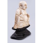 cca 1900-1920 Elefántcsont Buddha szobor, fa talapzaton, alján régi aukciós címkével, teljes m: 7 cm /// Circa 1900...