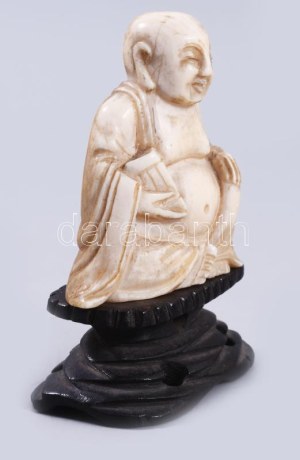 cca 1900-1920 Elefántcsont Buddha szobor, fa talapzaton, alján régi aukciós címkével, teljes m: 7 cm /// Circa 1900...