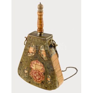 Jemeni tevecsont lőportartó. Cizellált ötvösmunka szerelékbe foglalt tevecsont elemek, előoldala festett, m: 30 cm //...
