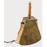 Jemeni tevecsont lőportartó. Cizellált ötvösmunka szerelékbe foglalt tevecsont elemek, előoldala festett, m: 30 cm //...
